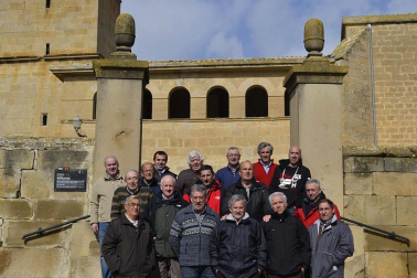 Una persona anónima dona 500 euros para agradecer la labor que 18 voluntarios han realizado de manera desinteresada para arreglar el atrio de la iglesia del pueblo.