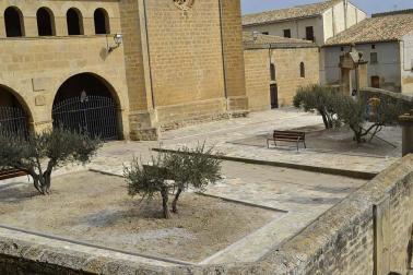 Una persona anónima dona 500 euros para agradecer la labor que 18 voluntarios han realizado de manera desinteresada para arreglar el atrio de la iglesia del pueblo.