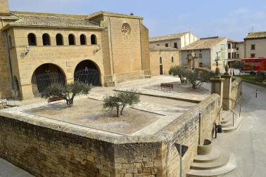 Una persona anónima dona 500 euros para agradecer la labor que 18 voluntarios han realizado de manera desinteresada para arreglar el atrio de la iglesia del pueblo.