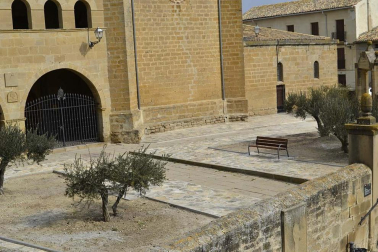 Una persona anónima dona 500 euros para agradecer la labor que 18 voluntarios han realizado de manera desinteresada para arreglar el atrio de la iglesia del pueblo.