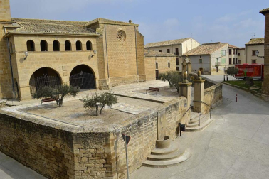 Una persona anónima dona 500 euros para agradecer la labor que 18 voluntarios han realizado de manera desinteresada para arreglar el atrio de la iglesia del pueblo.