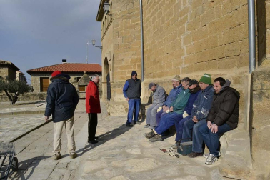 Una persona anónima dona 500 euros para agradecer la labor que 18 voluntarios han realizado de manera desinteresada para arreglar el atrio de la iglesia del pueblo.