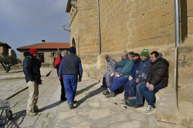 Una persona anónima dona 500 euros para agradecer la labor que 18 voluntarios han realizado de manera desinteresada para arreglar el atrio de la iglesia del pueblo.