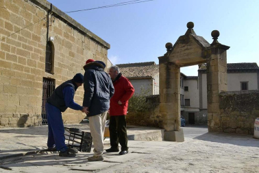 Una persona anónima dona 500 euros para agradecer la labor que 18 voluntarios han realizado de manera desinteresada para arreglar el atrio de la iglesia del pueblo.