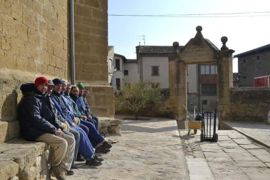Una persona anónima dona 500 euros para agradecer la labor que 18 voluntarios han realizado de manera desinteresada para arreglar el atrio de la iglesia del pueblo.