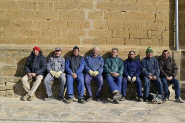 Una persona anónima dona 500 euros para agradecer la labor que 18 voluntarios han realizado de manera desinteresada para arreglar el atrio de la iglesia del pueblo.