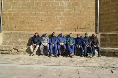 Una persona anónima dona 500 euros para agradecer la labor que 18 voluntarios han realizado de manera desinteresada para arreglar el atrio de la iglesia del pueblo.