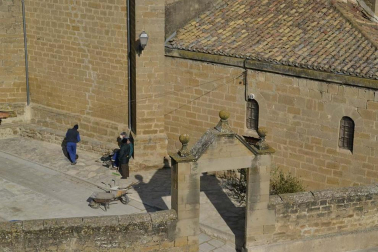 Una persona anónima dona 500 euros para agradecer la labor que 18 voluntarios han realizado de manera desinteresada para arreglar el atrio de la iglesia del pueblo.