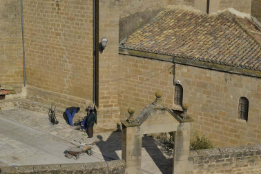 Una persona anónima dona 500 euros para agradecer la labor que 18 voluntarios han realizado de manera desinteresada para arreglar el atrio de la iglesia del pueblo.