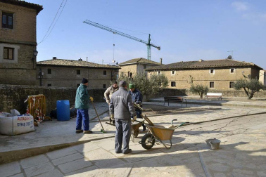 Una persona anónima dona 500 euros para agradecer la labor que 18 voluntarios han realizado de manera desinteresada para arreglar el atrio de la iglesia del pueblo.