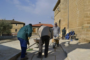 Una persona anónima dona 500 euros para agradecer la labor que 18 voluntarios han realizado de manera desinteresada para arreglar el atrio de la iglesia del pueblo.