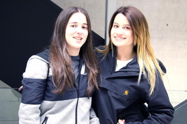 Juan Manuel Montilla, El Langui, conocido rapero del grupo La Excepción y afectado por parálisis cerebral, acudió el fin de semana pasado para asistir al X Foro Pamplona Joven, dedicado a la discapacidad. También aprovechó para presentar su nuevo libro '16 escalones antes de ir a la cama' El cantante de rap y hip hop, gran triunfador de los Goya y los premios de la música 2008 con ?El truco del manco? completó la jornada del sábado con un encuentro y concierto en el Civivox de San Jorge, para el que se agotaron las alrededor de 250 entradas.