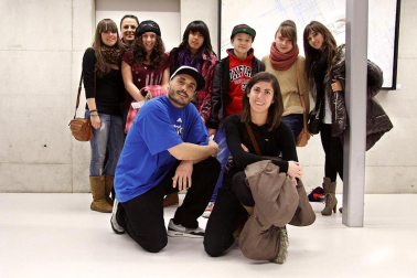 Juan Manuel Montilla, El Langui, conocido rapero del grupo La Excepción y afectado por parálisis cerebral, acudió el fin de semana pasado para asistir al X Foro Pamplona Joven, dedicado a la discapacidad. También aprovechó para presentar su nuevo libro '16 escalones antes de ir a la cama' El cantante de rap y hip hop, gran triunfador de los Goya y los premios de la música 2008 con ?El truco del manco? completó la jornada del sábado con un encuentro y concierto en el Civivox de San Jorge, para el que se agotaron las alrededor de 250 entradas.