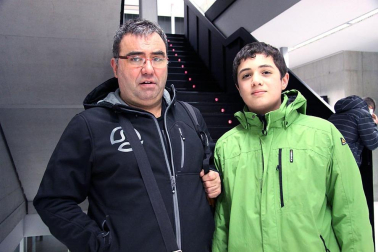 Juan Manuel Montilla, El Langui, conocido rapero del grupo La Excepción y afectado por parálisis cerebral, acudió el fin de semana pasado para asistir al X Foro Pamplona Joven, dedicado a la discapacidad. También aprovechó para presentar su nuevo libro '16 escalones antes de ir a la cama' El cantante de rap y hip hop, gran triunfador de los Goya y los premios de la música 2008 con ?El truco del manco? completó la jornada del sábado con un encuentro y concierto en el Civivox de San Jorge, para el que se agotaron las alrededor de 250 entradas.