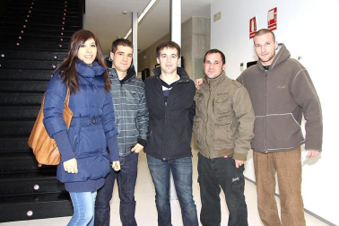 Juan Manuel Montilla, El Langui, conocido rapero del grupo La Excepción y afectado por parálisis cerebral, acudió el fin de semana pasado para asistir al X Foro Pamplona Joven, dedicado a la discapacidad. También aprovechó para presentar su nuevo libro '16 escalones antes de ir a la cama' El cantante de rap y hip hop, gran triunfador de los Goya y los premios de la música 2008 con ?El truco del manco? completó la jornada del sábado con un encuentro y concierto en el Civivox de San Jorge, para el que se agotaron las alrededor de 250 entradas.