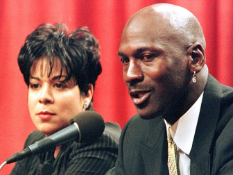 Michael Jordan, considerado uno de los mejores deportistas de todos los tiempos y mejor jugador de baloncesto de la historia, cumple 50 años. En estas imágenes se recogen algunos de los momentos más importantes de su vida personal y carrera deportiva.