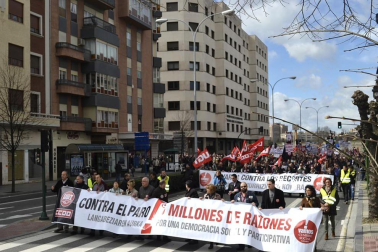 Manifestación convocada por la Cumbre Social para protestar contra el desempleo, la corrupción y le regeneración política.