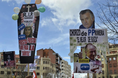 Manifestación convocada por la Cumbre Social para protestar contra el desempleo, la corrupción y le regeneración política.