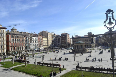 Tras los días de lluvia y nieve, Pamplona ha amanecido este sábado con sol. Muchos pamploneses han aprovechado el buen tiempo para dar un paseo o tomar algo en una terraza.