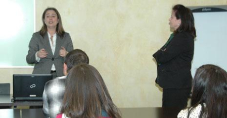 El seminario de "Cómo innovar siendo una pyme", que organiza la Confederación de Empresarios de Navarra (CEN), fue impartido por las socias fundadoras de la consultora Happenin, Belén Goñi y María Beunza.