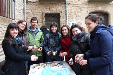 Es uno de los actos más esperados de las Fiestas de la Juventud o de Invierno: el concurso de calderetes del domingo de fiestas. Seis años llevan las cuadrillas del pueblo organizándolo y disfrutando del resultado final en torno a una buena mesa. En esta ocasión el caldero más sabroso fue conseguido por la cuadrilla "Los fantasmas", seguido por el de la cuadrilla de "Los Cabras" y "El Cotarro". El concurso se concentró en la Plaza de los Fueros, aunque algunas cuadrillas, previendo lluvia, cocinaron en sus propios locales.