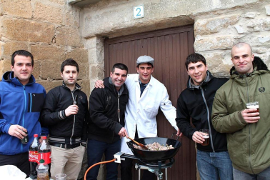Es uno de los actos más esperados de las Fiestas de la Juventud o de Invierno: el concurso de calderetes del domingo de fiestas. Seis años llevan las cuadrillas del pueblo organizándolo y disfrutando del resultado final en torno a una buena mesa. En esta ocasión el caldero más sabroso fue conseguido por la cuadrilla "Los fantasmas", seguido por el de la cuadrilla de "Los Cabras" y "El Cotarro". El concurso se concentró en la Plaza de los Fueros, aunque algunas cuadrillas, previendo lluvia, cocinaron en sus propios locales.