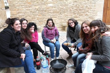 Es uno de los actos más esperados de las Fiestas de la Juventud o de Invierno: el concurso de calderetes del domingo de fiestas. Seis años llevan las cuadrillas del pueblo organizándolo y disfrutando del resultado final en torno a una buena mesa. En esta ocasión el caldero más sabroso fue conseguido por la cuadrilla "Los fantasmas", seguido por el de la cuadrilla de "Los Cabras" y "El Cotarro". El concurso se concentró en la Plaza de los Fueros, aunque algunas cuadrillas, previendo lluvia, cocinaron en sus propios locales.