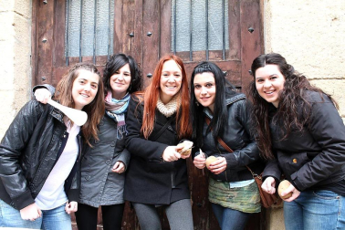Es uno de los actos más esperados de las Fiestas de la Juventud o de Invierno: el concurso de calderetes del domingo de fiestas. Seis años llevan las cuadrillas del pueblo organizándolo y disfrutando del resultado final en torno a una buena mesa. En esta ocasión el caldero más sabroso fue conseguido por la cuadrilla "Los fantasmas", seguido por el de la cuadrilla de "Los Cabras" y "El Cotarro". El concurso se concentró en la Plaza de los Fueros, aunque algunas cuadrillas, previendo lluvia, cocinaron en sus propios locales.