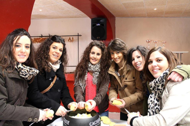 Es uno de los actos más esperados de las Fiestas de la Juventud o de Invierno: el concurso de calderetes del domingo de fiestas. Seis años llevan las cuadrillas del pueblo organizándolo y disfrutando del resultado final en torno a una buena mesa. En esta ocasión el caldero más sabroso fue conseguido por la cuadrilla "Los fantasmas", seguido por el de la cuadrilla de "Los Cabras" y "El Cotarro". El concurso se concentró en la Plaza de los Fueros, aunque algunas cuadrillas, previendo lluvia, cocinaron en sus propios locales.