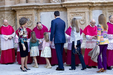 La reina, los príncipes y la infanta Elena asisten a la misa de Pascua de Palma