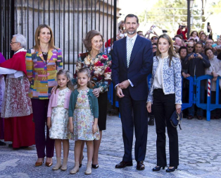 La reina, los príncipes y la infanta Elena asisten a la misa de Pascua de Palma