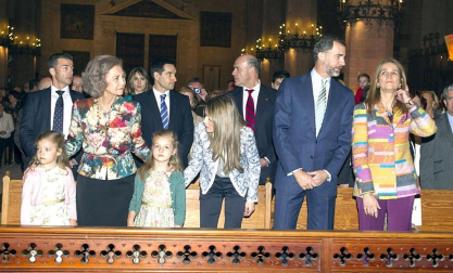 La reina, los príncipes y la infanta Elena asisten a la misa de Pascua de Palma