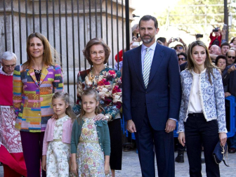 La reina, los príncipes y la infanta Elena asisten a la misa de Pascua de Palma