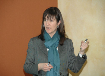 La consultora de Human Management Systems, Yolanda Esteban, impartió el curso sobre cómo manejar conflictos en la empresa, organizado por CEN.