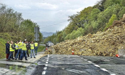 TRÁFICO
La N-121-A estará cortada uno o dos meses por el desprendimiento

Imagen del desprendimiento de tierra en la N-121-A. CEDIDA
Los desprendimientos se produjeron en el kilómetro 28, a unos trescientos metros al sur del túnel de Belate. No afectaron a ningún vehículo.