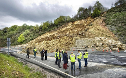TRÁFICO
La N-121-A estará cortada uno o dos meses por el desprendimiento

Imagen del desprendimiento de tierra en la N-121-A. CEDIDA
Los desprendimientos se produjeron en el kilómetro 28, a unos trescientos metros al sur del túnel de Belate. No afectaron a ningún vehículo.