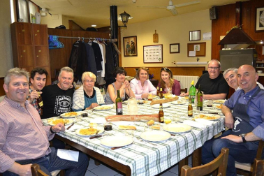 ALgunas familias celebraron el Día de la Madre comiendo fuera de casa