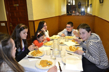 ALgunas familias celebraron el Día de la Madre comiendo fuera de casa