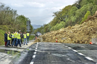 TRÁFICO
La N-121-A estará cortada uno o dos meses por el desprendimiento

Imagen del desprendimiento de tierra en la N-121-A. CEDIDA
Los desprendimientos se produjeron en el kilómetro 28, a unos trescientos metros al sur del túnel de Belate. No afectaron a ningún vehículo.