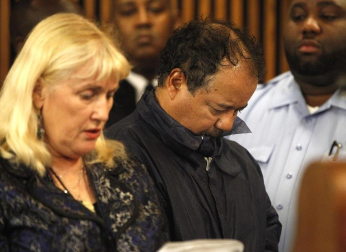 El acusado de secuestrar y violar a tres jóvenes durante 10 años en Cleveland, Ariel Castro, acudió este jueves al tribunal, dónde una juez le impuso una fianza de 8 millones de dólares.