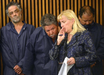 El acusado de secuestrar y violar a tres jóvenes durante 10 años en Cleveland, Ariel Castro, acudió este jueves al tribunal, dónde una juez le impuso una fianza de 8 millones de dólares.