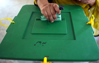 Colas y votaciones en los distintos colegios electorales de Pakistán.