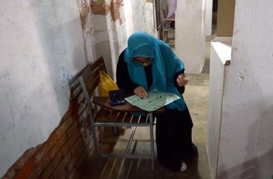 Colas y votaciones en los distintos colegios electorales de Pakistán.