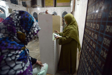 Colas y votaciones en los distintos colegios electorales de Pakistán.