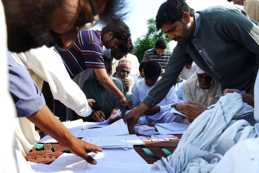 Colas y votaciones en los distintos colegios electorales de Pakistán.