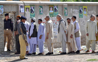 Colas y votaciones en los distintos colegios electorales de Pakistán.