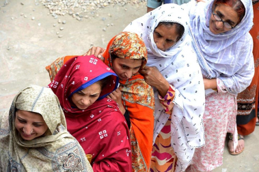Colas y votaciones en los distintos colegios electorales de Pakistán.