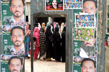 Colas y votaciones en los distintos colegios electorales de Pakistán.