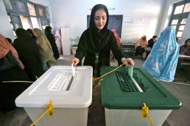 Colas y votaciones en los distintos colegios electorales de Pakistán.