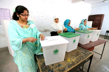 Colas y votaciones en los distintos colegios electorales de Pakistán.